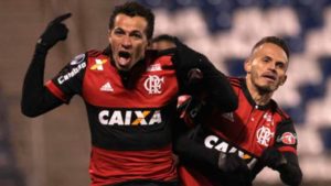 Flamengo leva virada, mas recupera goleando Palestino no Chile.