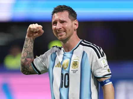 lionel-messi-se-emociona-apos-vitoria-da-argentina-contra-o-egito-na-copa-do-mundo-1783453165600_v2_450x337.jpg
